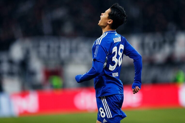 「1年前はJ2→ドイツ5部」上月壮一郎22歳の堂々1部デビュー…長谷部誠と握手、鎌田大地vs吉田麻也のW杯組対決も〈現地撮影〉(34)