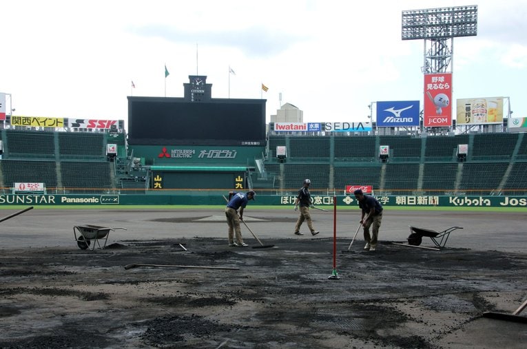 「阪神園芸は神整備だし神対応なのか…」 前夜は雨→甲子園での試合当日朝に《職人の技》をじっくり見せてくれた(19)