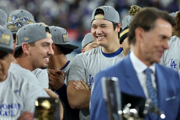 WS進出を決めチームメイトらと喜びを分かち合う大谷翔平　©Getty Images