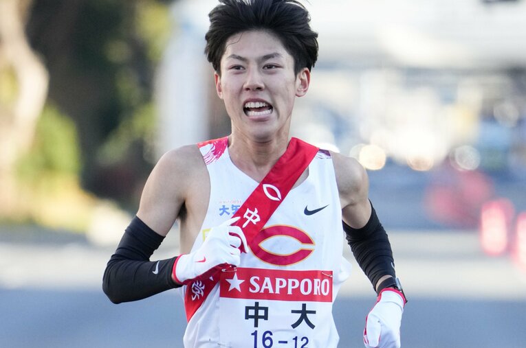 箱根駅伝1区。序盤で飛び出し、区間歴代4位となる1時間1分07秒。区間賞を獲得した中央大・吉居駿恭（3年） ／ photograph by AFLO