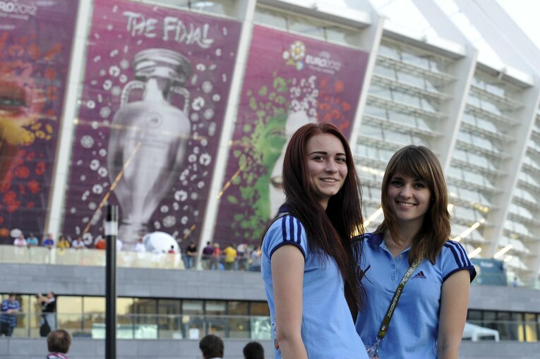 EUROにいた美しい女性サポーターの応援姿（50枚超）　©Sports Graphic Number