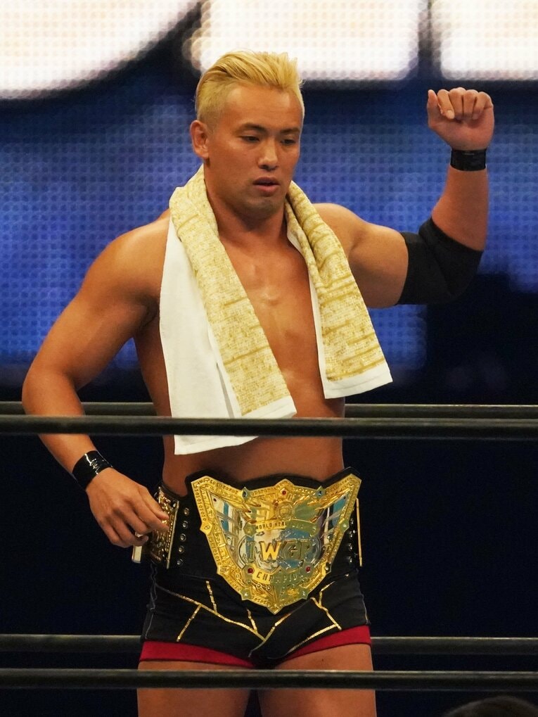 IWGP世界ヘビー級のベルトを腰に巻いたオカダ
