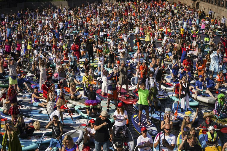 今年8月、ロシアのサンクトペテルブルグで行われたSUPのフェスティバル。SUP詰めで水面がほぼ見えない　©Getty Images