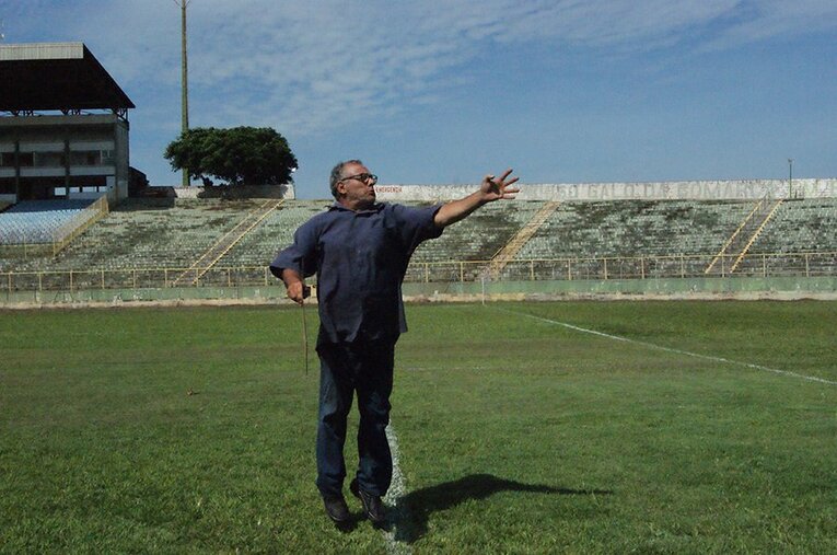 カズがヘディングシュートを決めた地点でジャンプするトニーニョ・パラナ氏 ／ photograph by Hiroaki Sawada
