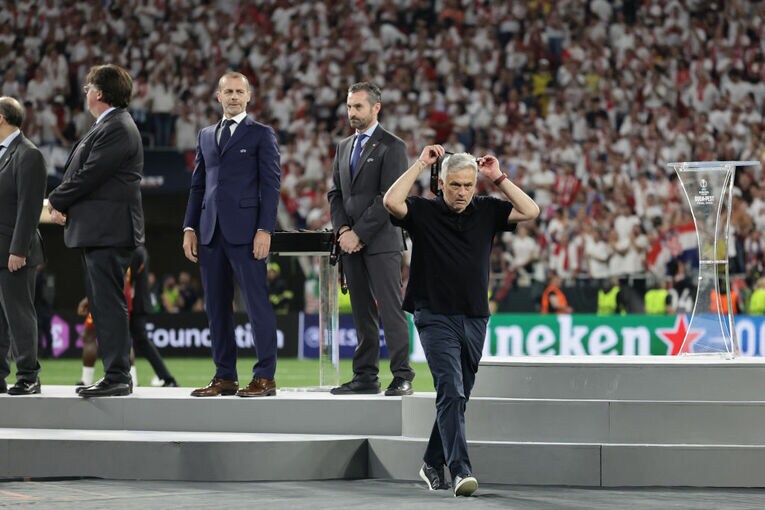 表彰式で銀メダルを授与したモウリーニョだが……　©Getty Images