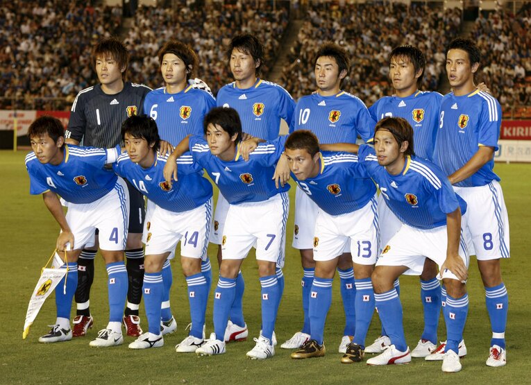 08年、北京五輪を前にしたアルゼンチン戦での香川（左から2人目）と内田（同3人目）　©EPA/JIJI PRESS