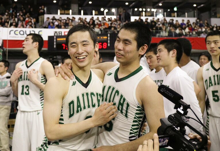 2年連続でウインターカップを制した福岡第一高時代の河村勇輝（左）と小川麻斗（2019年12月29日）©︎JIJI PRESS