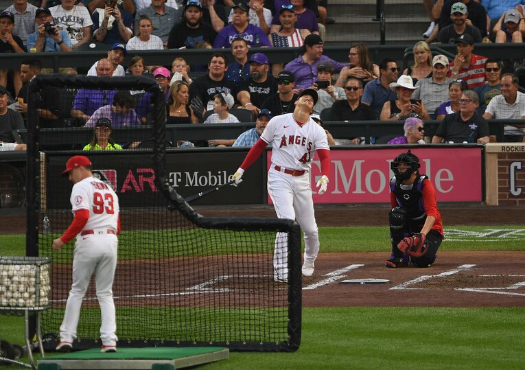 2021年のオールスター。ホームランダービーでヘトヘトになった様子の大谷翔平　©Getty Images