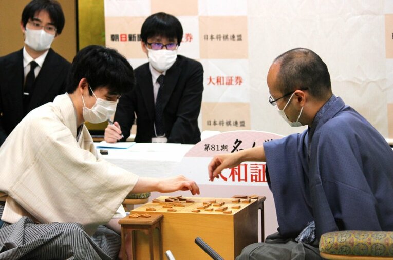 4月28日、「浮月楼」での名人戦第2局を終えて感想戦を行う渡辺明名人（右）と藤井聡太竜王。同対局では“おやつ選び”も注目を集めていた ／ photograph by Number Web