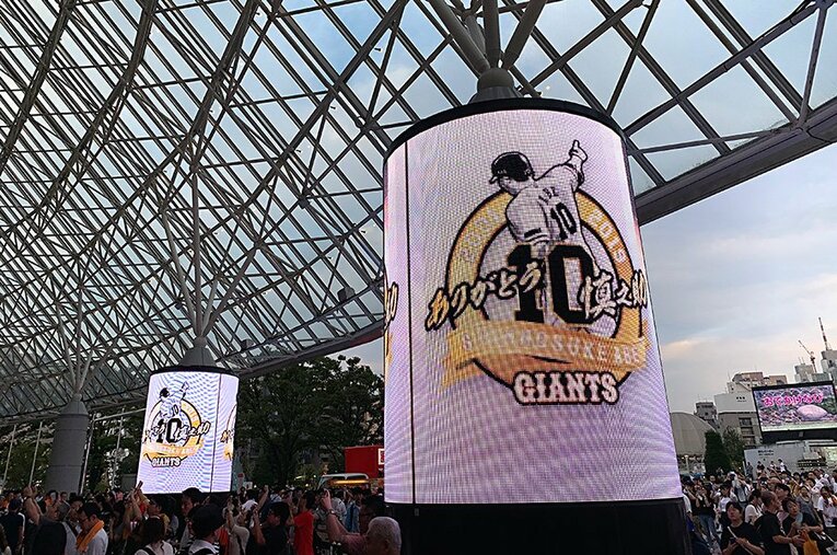東京ドームは阿部慎之助へのメッセージで埋まっていた。ファンも、背番号10のユニフォームが目立っていた。 ／ photograph by Yasutaka Nakamizo