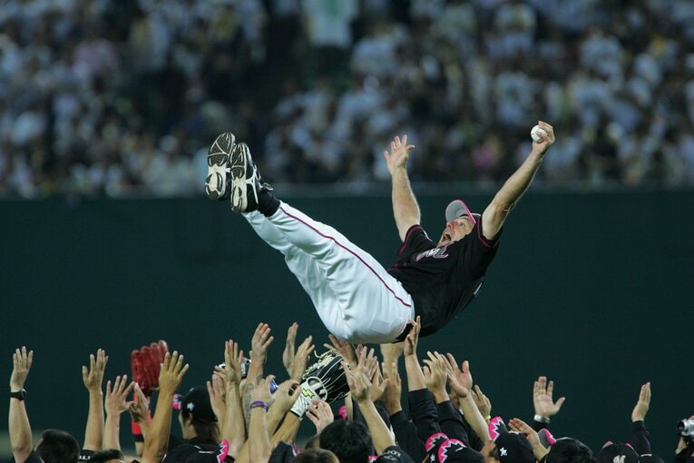 日本では「胴上げ」と呼ばれる儀式を「投げ上げキャッチの繰り返し」と捉えていたバレンタイン　©Hideki Sugiyama