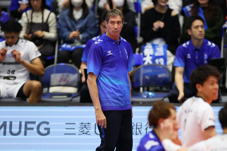 2024−2025シーズンに大阪ブルテオンに加入し、当時監督を務めていたロラン・ティリを支えた伊藤健士コーチ（後方、右）。ティリ監督が一時帰国中には代理監督も務めた　©︎Naoki Morita/AFLO SPORT