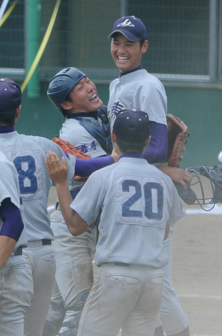 2011年夏の高校野球選手権岩手大会。盛岡三高を破り２年ぶりの甲子園出場を決め抱き合う花巻東・大谷と佐々木隆捕手（左から２人目）　©︎JIJI PRESS