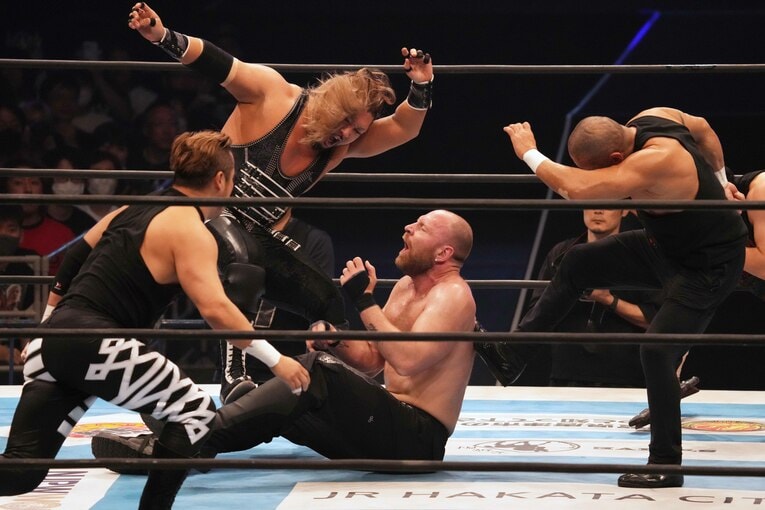 防衛戦前日にもEVILらハウス・オブ・トーチャーから攻撃を受けたジョン・モクスリー　©Essei Hara