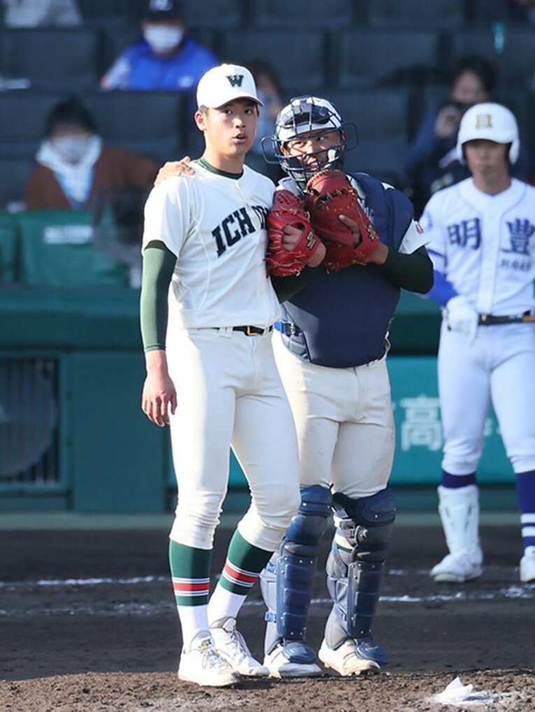 2021年の小園－松川バッテリー　©JIJI PRESS