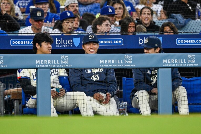 【Numberカメラマンが激写…由伸＆朗希と仲良しベンチトーク。全5枚中の2枚目】写真はまだまだ続きます　©Nanae Suzuki