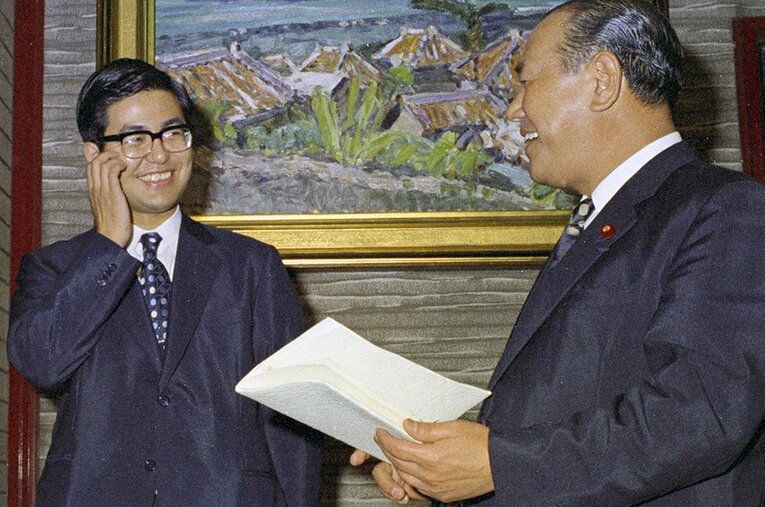 中原誠名人からアマ将棋六段の免状を受け取る田中角栄首相（当時） ／ photograph by Kyodo News