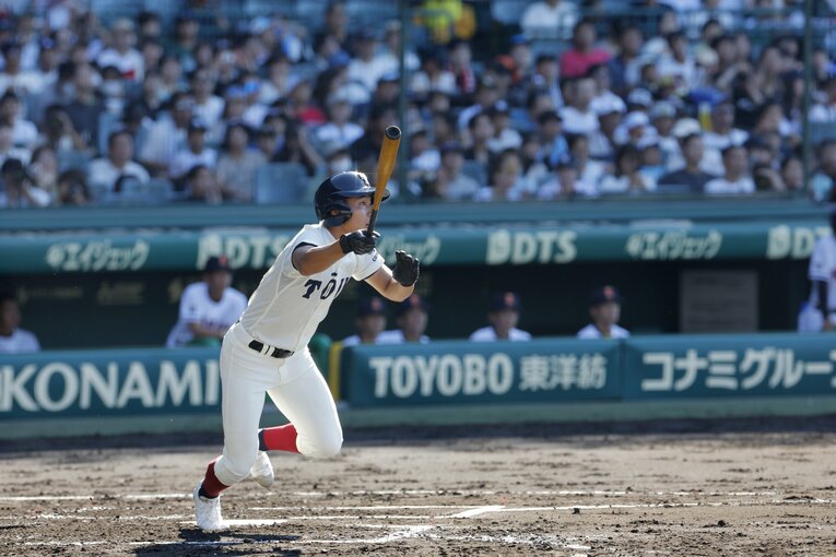 甲子園では当たりが無かった徳丸。非常に珍しい「両投げ左打ち」で外野では左投げ、内野を守る際は右投げ ©Shigeki Yamamoto