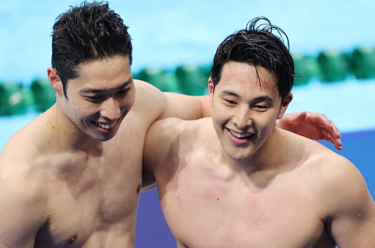 7月30日、東京オリンピック競泳男子200m個人メドレー決勝を終え、笑顔を見せた萩野公介と瀬戸大也 ／ photograph by JIJI PRESS