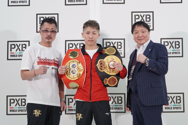 父・井上真吾トレーナー、大橋秀行会長との3ショット　©PXB PARTNERS