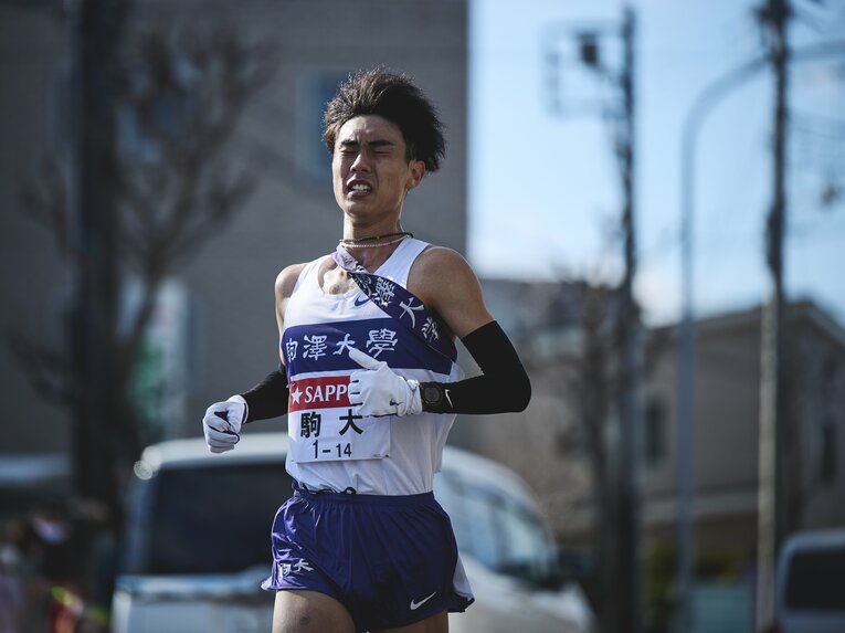 時折、険しい表情を見せていた鈴木。大八木監督によると、15キロ付近からは足に痛みが出ていたと言う　©Yuki Suenaga