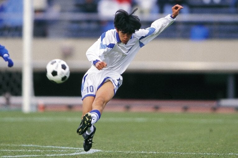 1997年1月8日に行われた全国高校サッカー選手権大会決勝、旧国立競技場で市立船橋と対戦した桐光学園の中村俊輔。独特なキックのフォームは、このころにはすでに完成されていた ／ photograph by AFLO