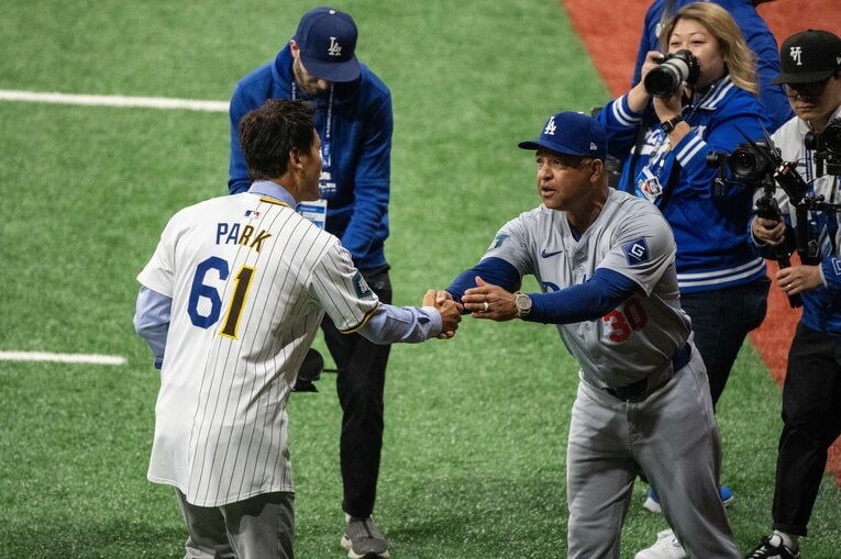 ロバーツ監督と握手　©Nanae Suzuki