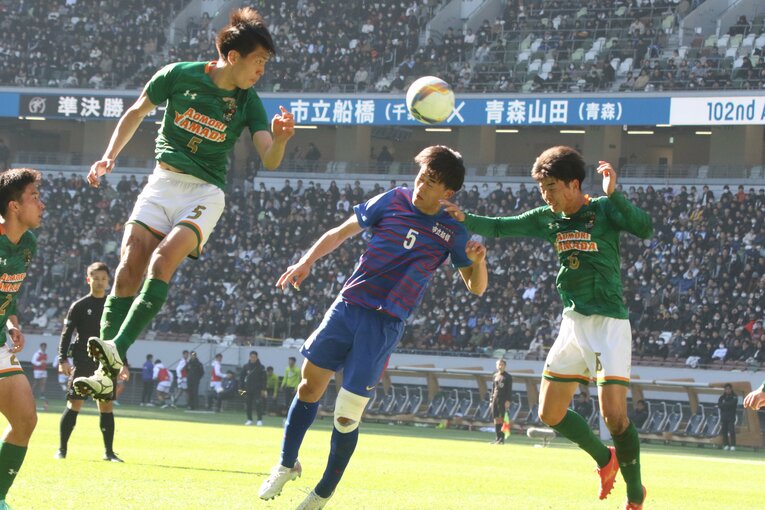 準決勝・市立船橋戦でも打点の高いヘディングでゴールを奪った青森山田DF小泉佳絃（3年）　©︎Takahito Ando