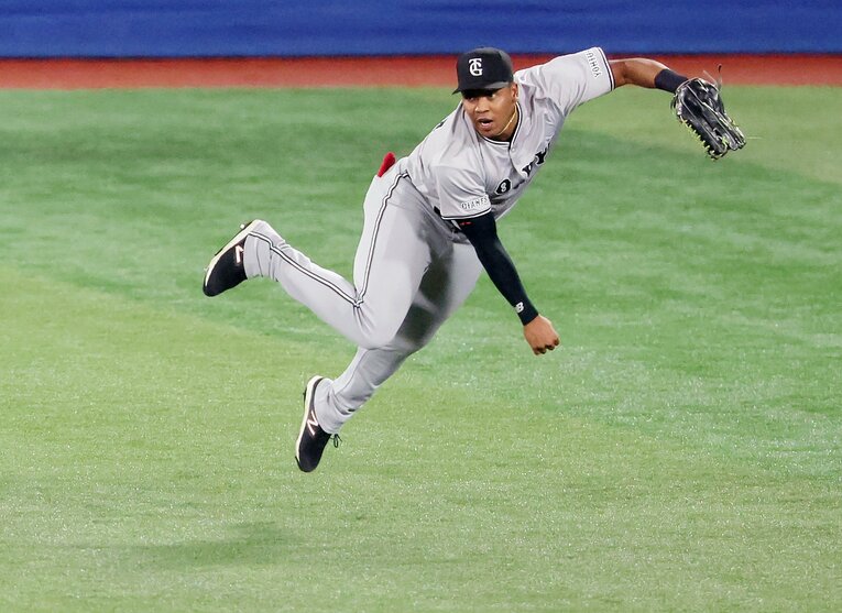 DeNA・梶原昂希の三塁進塁を好返球で阻止したオコエ瑠偉　©︎JIJI PRESS