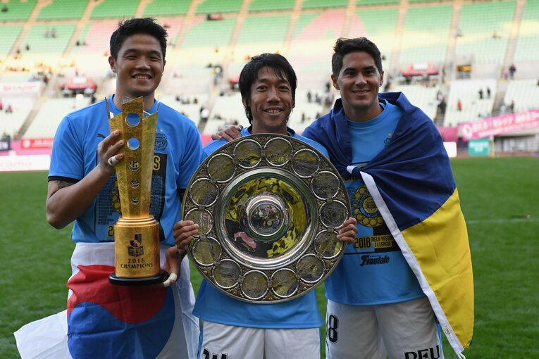 Jリーグ連覇を果たした2018年。中村憲剛、エウシーニョと喜びを分かち合う　©Masashi Hara/Getty Images