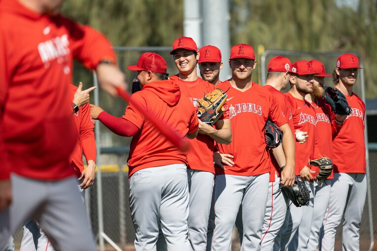 ベネズエラのホセ・スアレス投手と談笑する大谷　©Nanae Suzuki