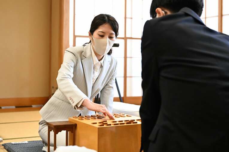 編入試験に臨んだ里見女流五冠（代表撮影）　©JIJI PRESS