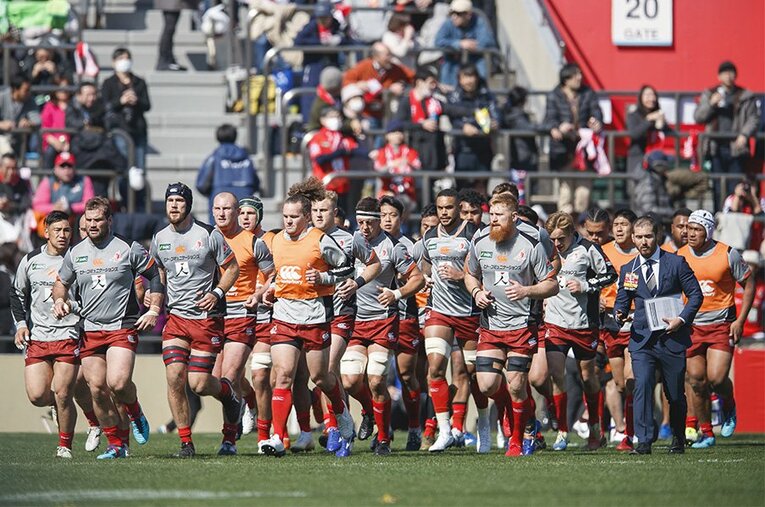 サンウルブズが戦う相手のチームを名鑑でパラパラと見るだけでも、スーパーラグビーは格段に楽しくなる。 ／ photograph by Kiichi Matsumoto