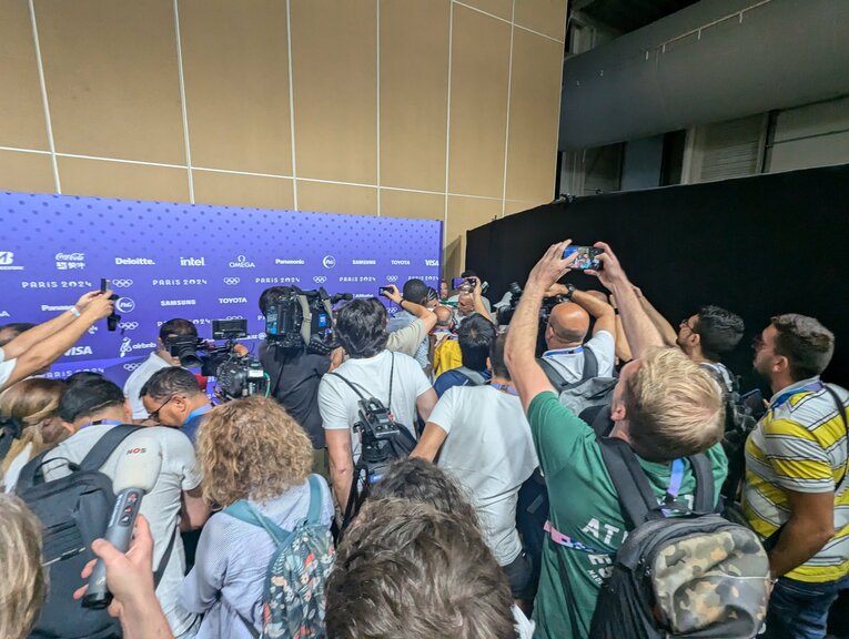 試合後の取材の様子。ケリフの肉声を拾おうと、世界各国の報道陣が殺到した　©JMPA