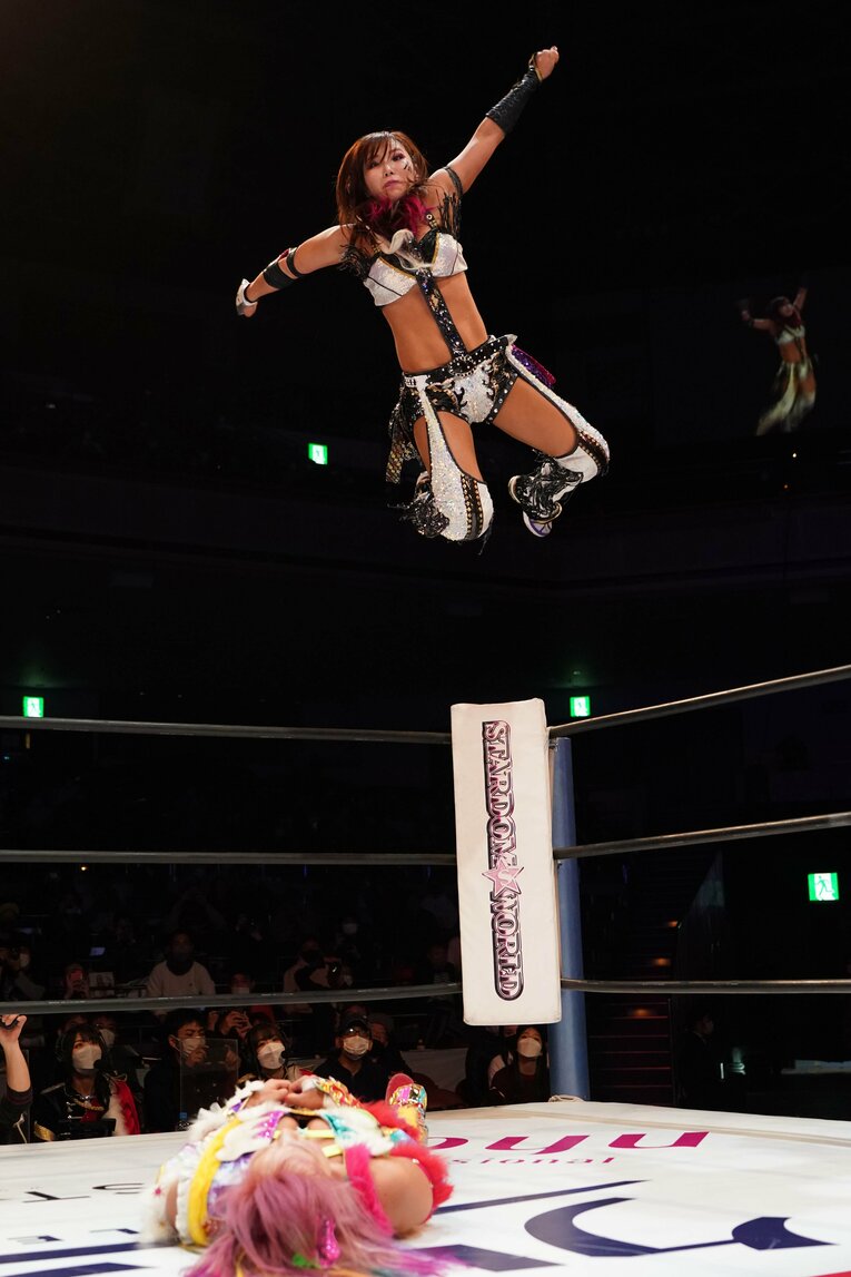 「インセイン・エルボー」ことKAIRIのダイビング・エルボー・ドロップ