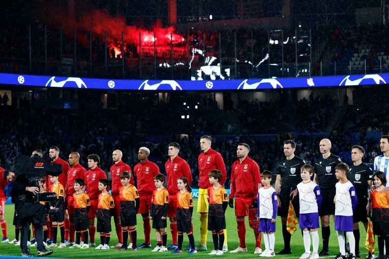 キックオフ前から発煙筒が　©Daisuke Nakashima