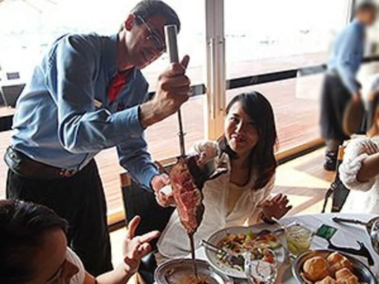 シュラスコはウェイターが肉を持ってテーブルを回り、希望の肉を切り分けてくれる。どれも美味しくてお腹いっぱいに。