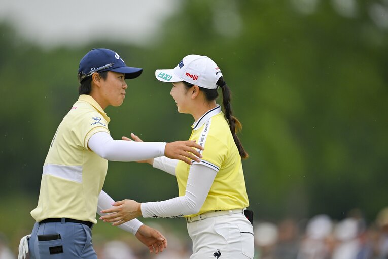 健闘を称える笹生優花と小祝さくら