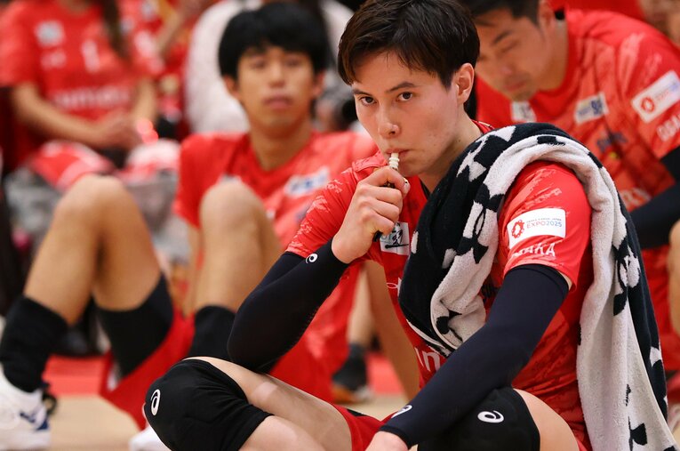 SVリーグ開幕から3週間、会場の雰囲気や対戦相手の印象を語った高橋藍（23歳）。日本代表の仲間たちとの対戦は刺激になっているようだ ／ photograph by SV.LEAGUE