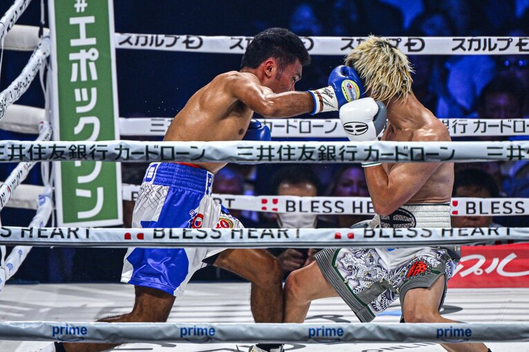 那須川天心の顔面にタイミングよく右フックを入れるアシロ　©Takuya Sugiyama