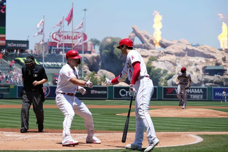 トラウトと大谷　©Sipa USA/JIJI PRESS