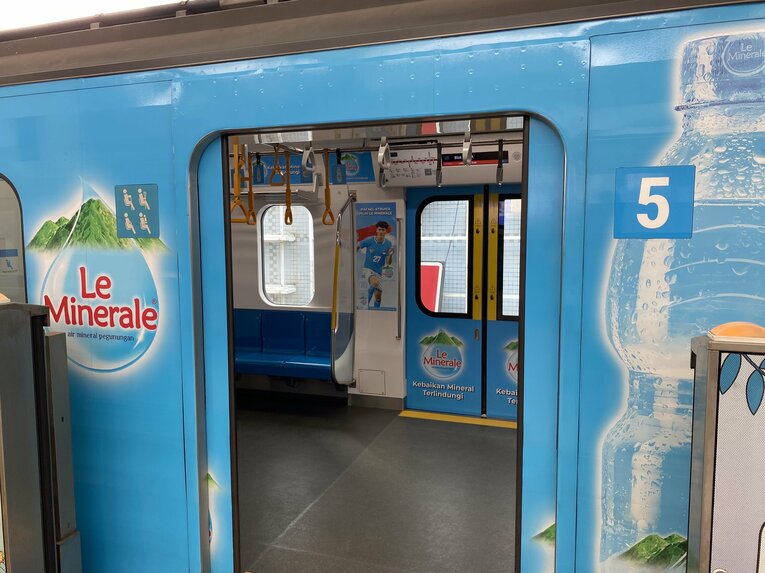 MRTのラッピング電車。車内にも選手の写真が掲示されている　©Kei Totsuka