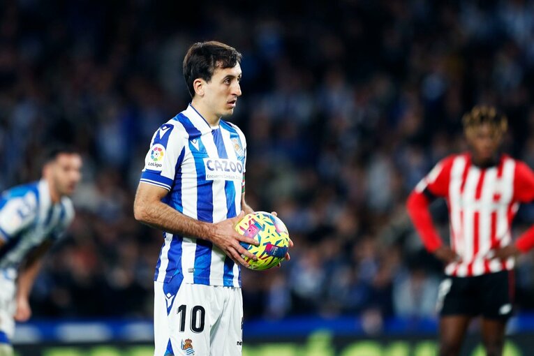 「“クボの疑惑PK”を写真で見ると」「日本代表ユニの少年も」ダービー熱狂のゴラッソ…映像で伝わりきらない“MVP久保建英”の英雄ぶり(47)