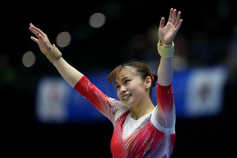 ゆかの演技を終え、観客の拍手にこたえる杉原　©Getty Images
