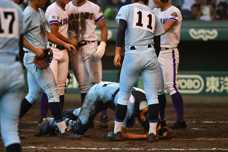 「2018年」両チームの選手に促されて立ち上がる有馬諒　©Hideki Sugiyama