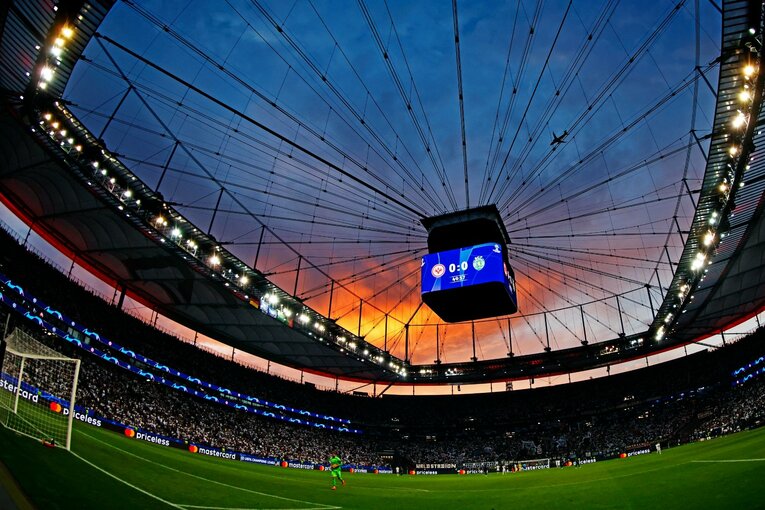 「“鎌田大地と守田英正が一緒に写った1枚”を狙いたいけど…」「長谷部誠はすでにコーチのように」CL日本人対決と“美しい夕焼け”撮影ウラ話(24)