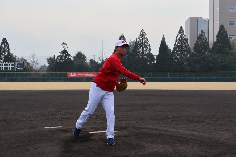 投球フォームは元プロらしい本格派©Fumi Sawai