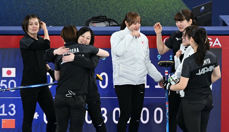 1次リーグ最終戦で勝利し、涙を流すカーリング女子日本代表フォルティウスのメンバー　©JIJI PRESS