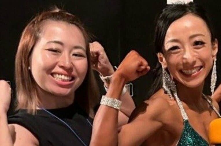 大会後にカーリングの藤澤五月選手（右）とポーズをとるトレーナーのマムシ〇口子さん ／ photograph by 写真：本人提供