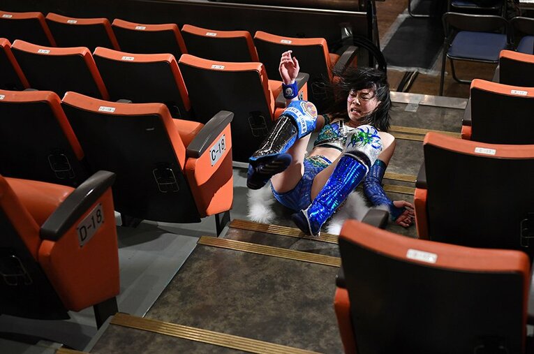 観客席の上段で蹴落とされて解説のライガーの席まで転げ落ちていった岩谷麻優。 ／ photograph by Essei Hara